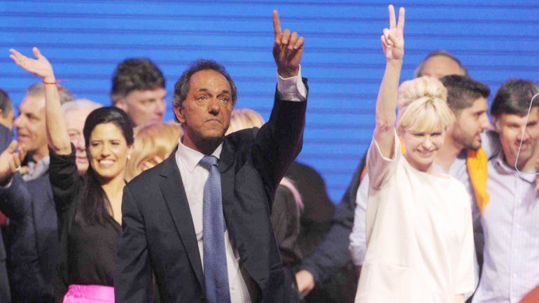 Daniel Scioli y Carlos Zannini encabezaron el acto del Frente para la Victoria en el mítico estadio Luna Park.