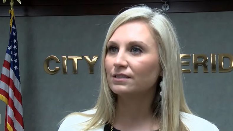 La exalcaldesa de DeRidder enfrenta un juicio por abuso de un menor en Luisiana, Estados Unidos. | LMCipolletti.com La exalcaldesa de DeRidder enfrenta un juicio por abuso de un menor en Luisiana, Estados Unidos.