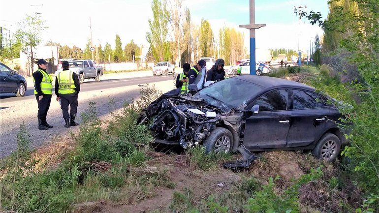 Chocó a un camión, se bajó del auto y se fue caminando hasta su casa