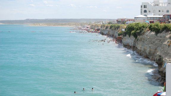 La pleamar extraordinaria dejó sin playa el centro de Las Grutas.