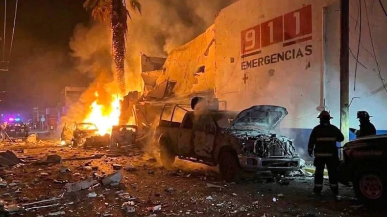 Según las autoridades, el explosivo fue colocado en un automóvil particular en las cercanías de la comisaría. | LMCipolletti.com Según las autoridades, el explosivo fue colocado en un automóvil particular en las cercanías de la comisaría.