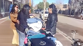 El conmovedor gesto en una calle de Cipolletti: Regalan ropa de abrigo al que pasa y lo necesita | LMCipolletti.com El conmovedor gesto en una calle de Cipolletti: Regalan ropa de abrigo al que pasa y lo necesita