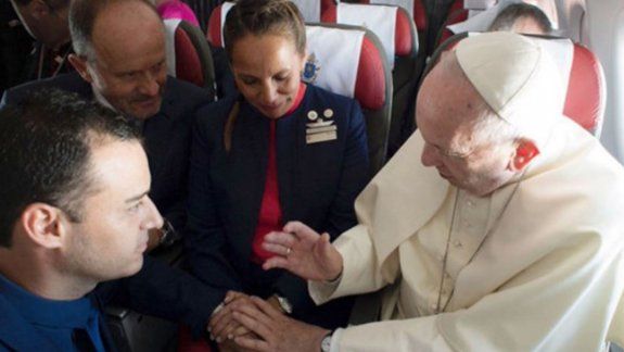 El Papa casó a dos tripulantes de Latam en pleno vuelo