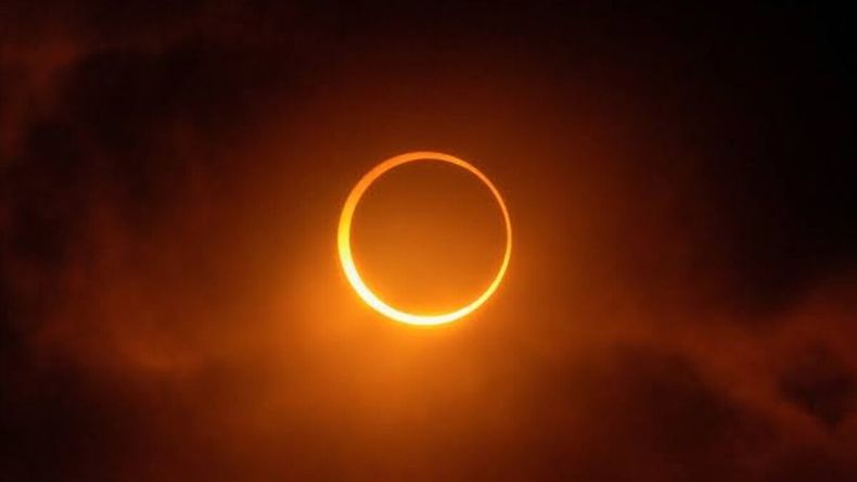 Un eclipse solar total ocurre cuando la Luna se alinea entre la Tierra y el Sol, bloqueando por completo la luz solar durante unos minutos. | LMCipolletti.com Un eclipse solar total ocurre cuando la Luna se alinea entre la Tierra y el Sol, bloqueando por completo la luz solar durante unos minutos.