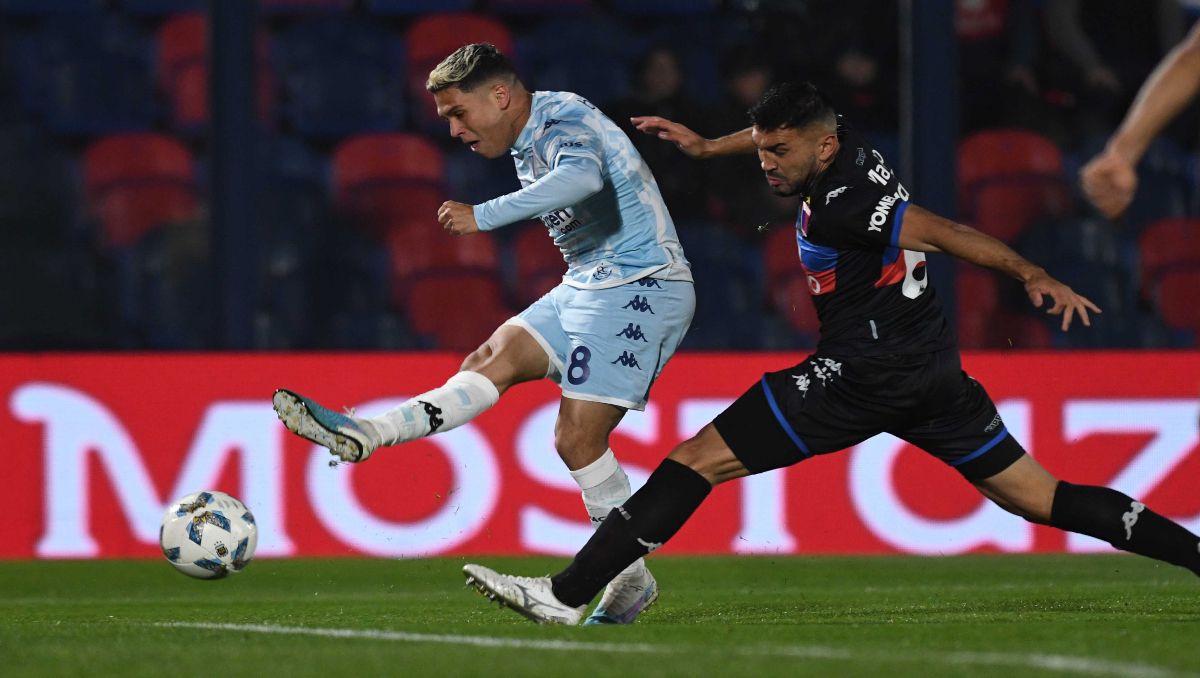 Juan Fernando Quintero define cruzado, de derecha, y marca el 1-0 para Racing contra Tigre.
