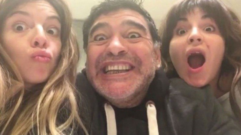 Diego Maradona y sus hijas.
