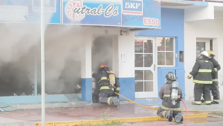 Voraz incendio afectó varios locales de la zona comercial de Cutral Co
