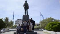 Estudiantes de la ESRN 152 posando sobre el monumento al Ingeniero, Cesar Cipolletti.