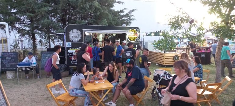 El predio municipal tendrá un sector gastronómico con food trucks con venta de comidas típicas, tragos y bebidas. 