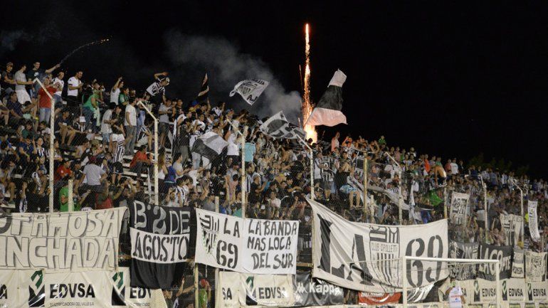 La Visera se prepara para vivir una gran tarde en las tribunas.