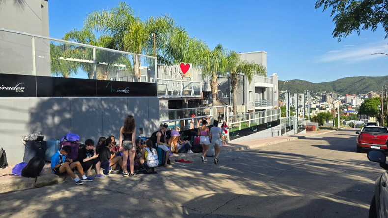 Los egresados quedaron varados en Villa Carlos Paz sin adultos a cargo / Foto