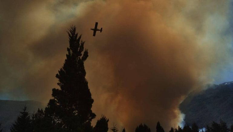 Continúa la lucha contra los incendios forestales en El Bolsón. Continúa la lucha contra los incendios forestales en El Bolsón.