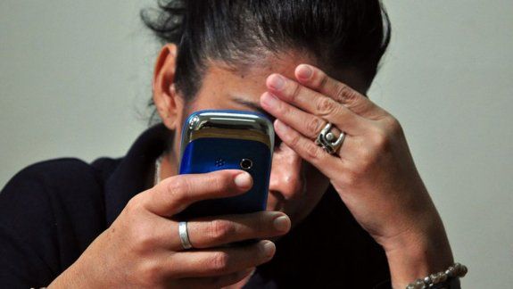Le formularon cargos por mandar videos obscenos por WhatsApp 
