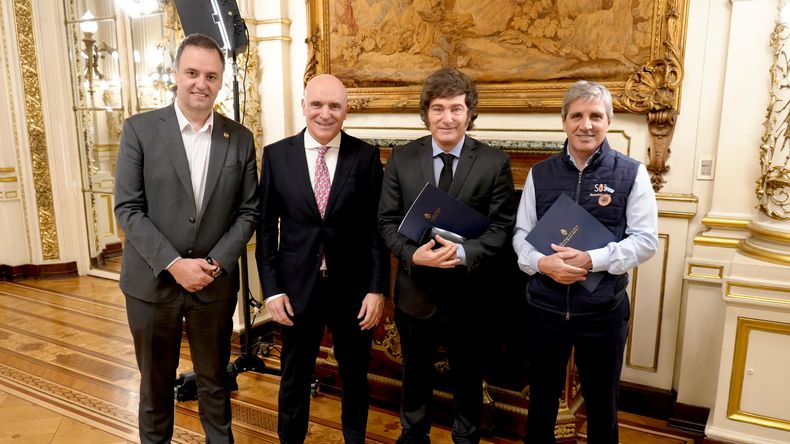 El presidente Javier Milei con el vocero Manuel Adorni, el diputado José Luis Espert y el ministro de Economía Luis Caputo.
