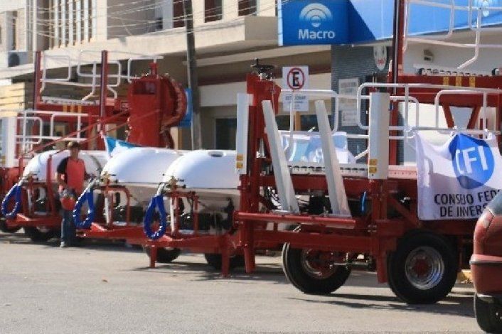 Weretilneck entrega 13 maquinarias para productores frutícolas por más de $5.500.000