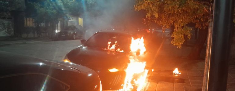 El auto estaba estacionado en pleno centro de Cipo cuando comenz&oacute; el fuego.&nbsp;