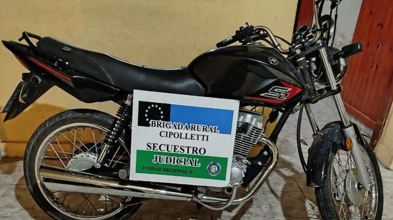 La moto en la que circulaba el menor de edad que atropelló a un policía al intentar escapar de un control de tránsito.&nbsp;