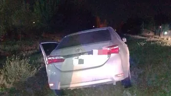 El ladrón se metió con el auto robado al terraplén de las vías y escapó corriendo, pero fue atrapado por la policía. 