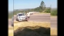 Un policía rionegrino fue filmado rompiendo el vidrio de un auto tras un choque.