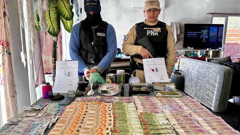Los efectivos de Prefectura encontraron un notable monto de dinero y drogas. En un plato había cocaína con billetes enrollados.&nbsp;