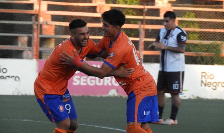 Enzo Vallejos abrió la cuenta para el Depo en el clásico roquense. Foto: gentileza Adrián Hernández