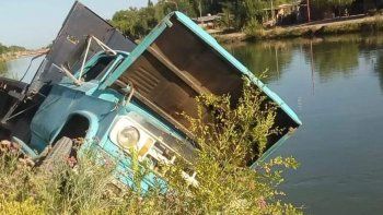 el conductor del camion que casi cae al canal estaba alcoholizado