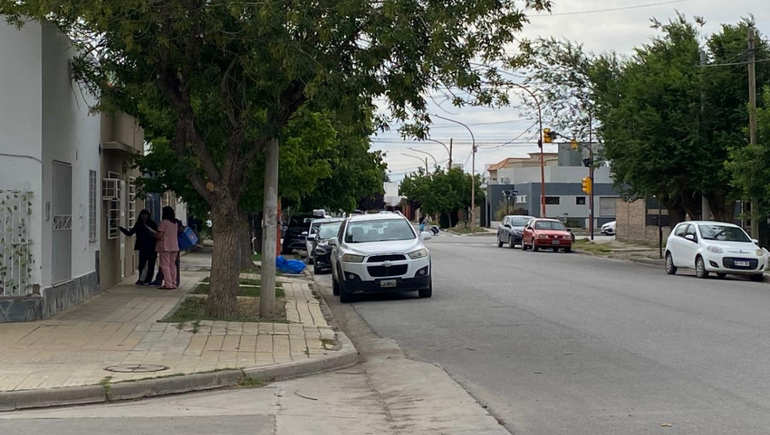 El protocolo de bloqueo continúa en un nuevo barrio de Cipolletti, mientras se aguarda la confirmación oficial desde el Instituto Malbrán. El protocolo de bloqueo continúa en un nuevo barrio de Cipolletti, mientras se aguarda la confirmación oficial desde el Instituto Malbrán.