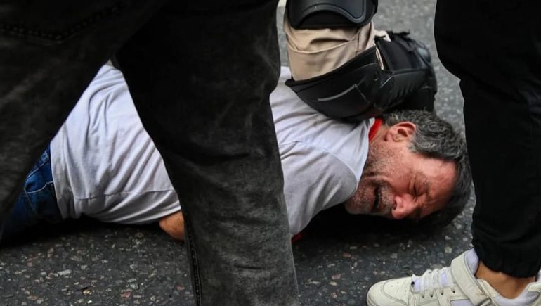 Marcha de jubilados frente al Congreso: reprimieron a un reconocido sacerdote que fue defendido por un periodista