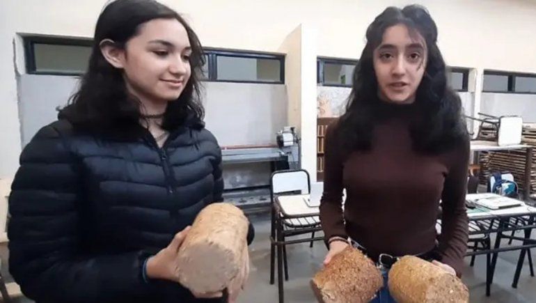 Estudiantes fabrican ladrillos de madera para calefaccionar hogares en Lamarque