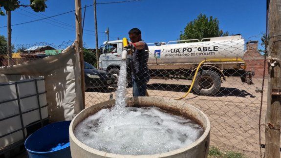 El Municipio asiste semanalmente con agua a diferentes barrios