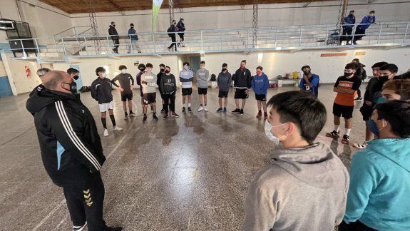 Entrenador nacional de handball observa a jugadores en Cipolletti