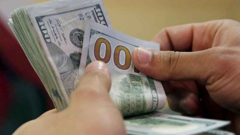 Dólar imparable: el oficial llega a los $36 y en las casas de cambios supera los $40