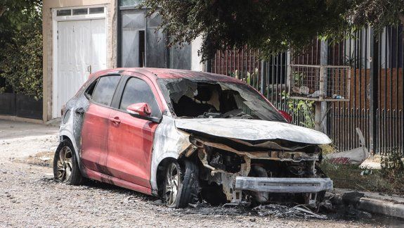 Prendieron fuego un auto nuevo en el barrio Mercantiles