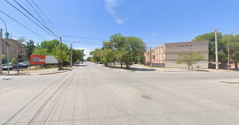 El lugar donde los ladrones intentaron robar el auto que estaba estacionado en las 400 Viviendas. 