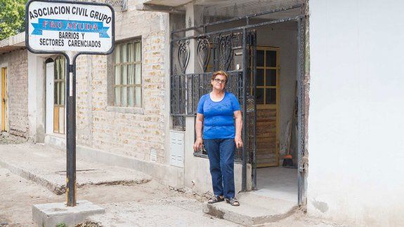 Arman bolsitas navideñas para donar en los barrios