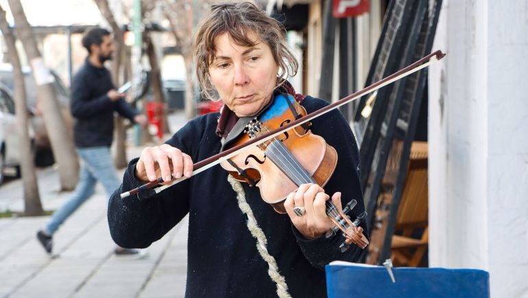 La violinista Carla Orlando está de paso por Cipolletti. La música callejera recorre el país desde hace casí 36 años.&nbsp;