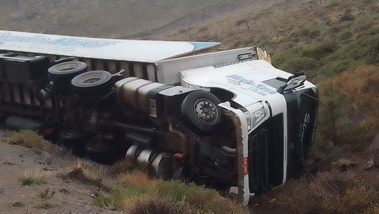 Nuequén: por los fuertes vientos, volcaron tres camiones
