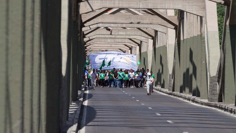 Gremios y organizaciones sociales irán a los puentes carreteros a partir de las 10. Podría haber un corte total.