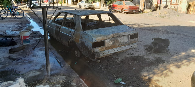 El auto, destruido por el fuego. Foto Antonio Spagnuolo. El auto, destruido por el fuego. Foto Antonio Spagnuolo.
