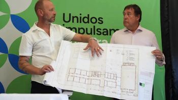 El intendente de Fernández Oro junto al gobernador y la maqueta. El intendente de Fernández Oro junto al gobernador y la maqueta.