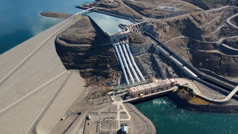 La represa Alicura tiene un salto de 130 metros y es la primera que recoge el agua del río Limay. Tiene 1050 MW de potencia instalada.