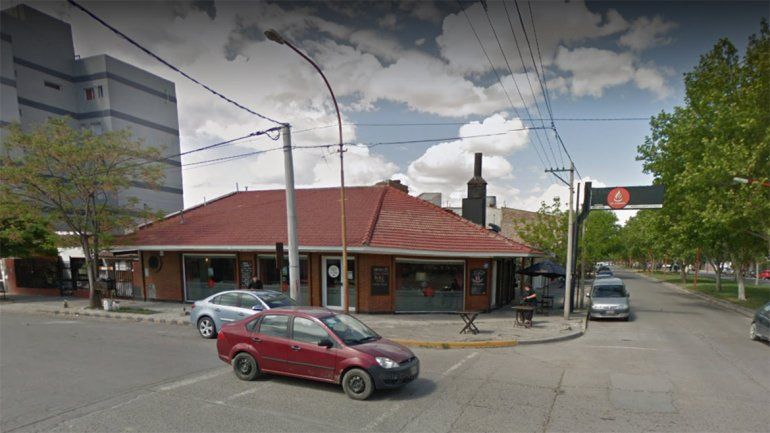 Lo detuvieron por amenazar con un cuchillo a un empleado de la parrilla El Fogón