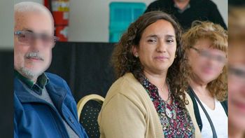 la ex tesorera quedo entre el despido y la justicia