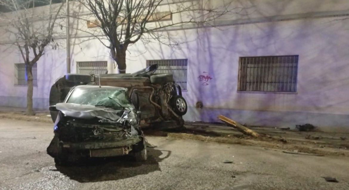 Los vehículos resultaron con serios daños, lo que revela la gravedad del impacto. Dos personas fueron hospitalizadas.&nbsp;