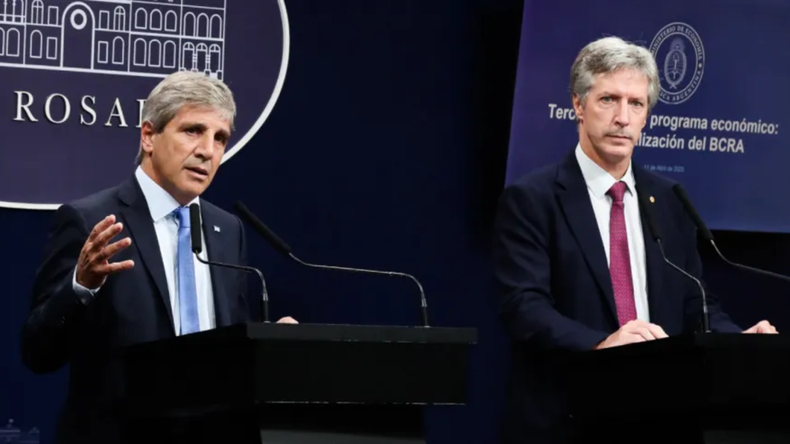El ministro Luis Caputo y el presidente del Banco Central, Santiago Bausili.