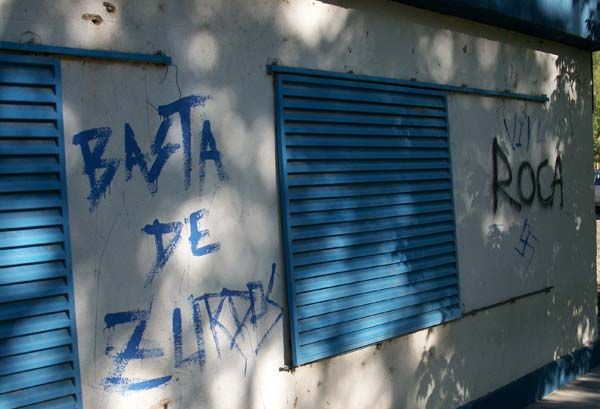 Pintadas intimidantes y xenófobas en FM Antena Libre