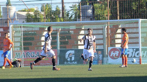 Weiner viene de marcar el gol del empate en el clásico rionegrino.