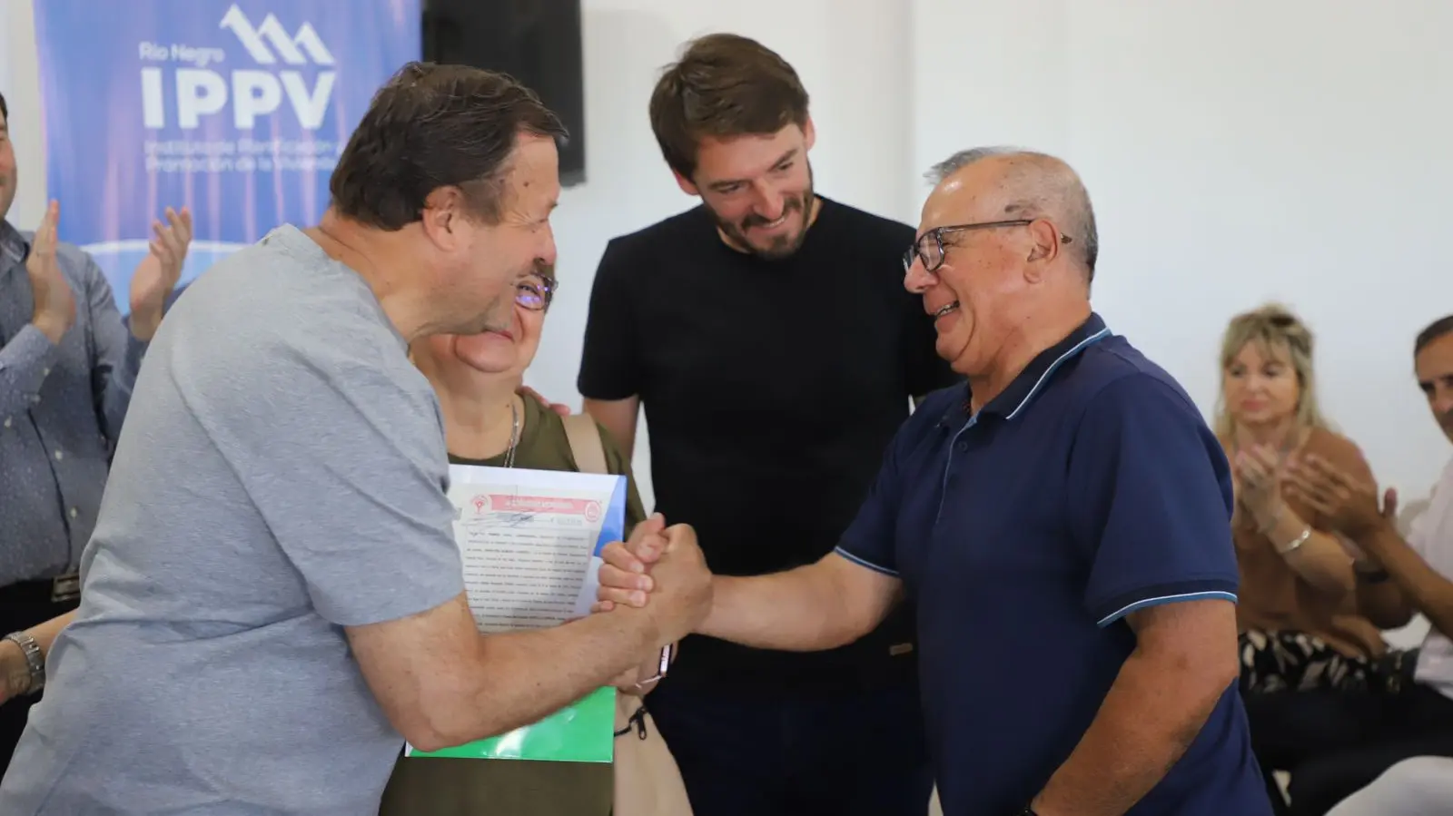Alberto Weretilneck entregó las escrituras junto al intendnete Buteler.&nbsp;