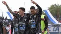 Lucero festeja con Mbombaj tras la victoria de Cipo ante Guillermo Brown. 