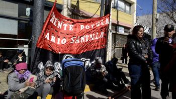 Un grupo de manifestantes del Movimiento Popular Darío Santillán reclamó esta mañana en el Municipio de Cipolletti.